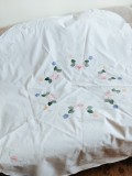 Față de masă rotundă cu broderie aplicată