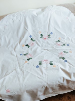Față de masă rotundă cu broderie aplicată foto