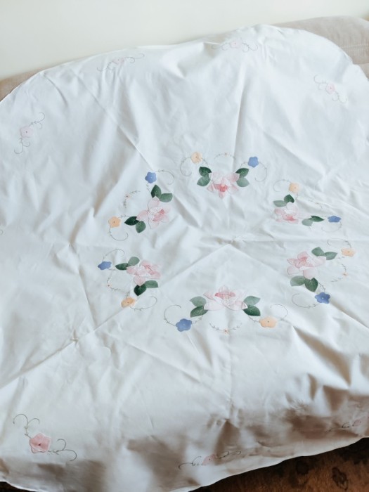 Față de masă rotundă cu broderie aplicată