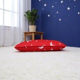 Perna matlasata antialergica &quot;Luna si Stele&quot; Coneltex, dimensiuni 50 x 70 cm, patrata, umplutura fibra siliconizata, culoare rosie