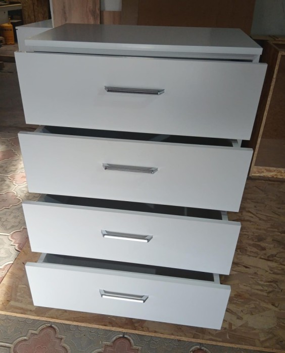 Comoda din pal la comanda