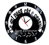 Ceas de Perete Decorativ &ldquo;Sunt Pensionar &ndash; Timp pentru Hobby&rdquo;, din Disc Vinil Reciclat, Cadou Amuzant Pensionare, Negru, Mecanism Silențios (Sweep), 3