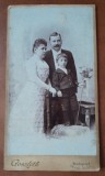 Fotografie pe carton, parinti cu baietelul, inceput de secol XX