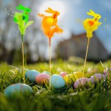 Decor Paste iepuras pe bat, decoratiune Paste pentru ghiveci si gradina, figurina iepure 23 cm