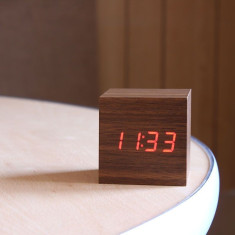 Ceas digital LED cu termometru si senzor de sunet, forma cubica, resigilat