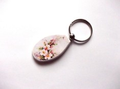 Breloc cu flori de cires, breloc pe lemn 38005