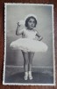 QW18 66 - Fotografie foarte veche - micuta balerina - anii 1950, Alb-Negru, Europa, Portrete