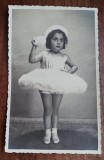 QW18 66 - Fotografie foarte veche - micuta balerina - anii 1950, Alb-Negru, Europa, Portrete