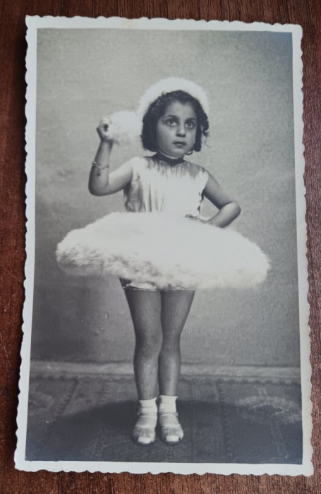 QW18 66 - Fotografie foarte veche - micuta balerina - anii 1950
