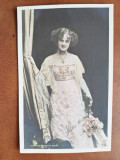 Fotografie tip carte postala, femeie cu flori, inceput de secol XX