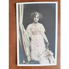 Fotografie tip carte postala, femeie cu flori, inceput de secol XX