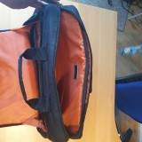 Geantă laptop Everki neagră cu bandulieră, interior portocaliu