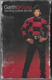 Caseta Garth Brooks-Standing Outside The Fire, originala