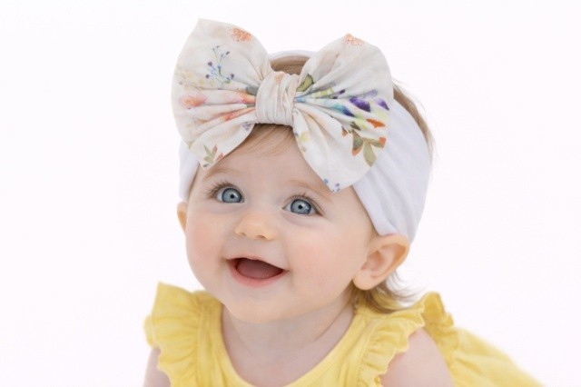 Bentita alba lata cu funda inflorata aplicata