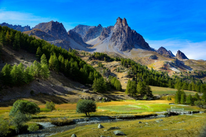 Fototapet de perete autoadeziv si lavabil Munti6, 250 x 150 cm