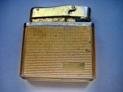 402A- Bricheta benzina veche de mana in metal aurit. foto