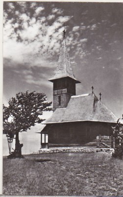 bnk cp Biserica de lemn de pe Muntele Semenic - Vedere - uzata foto