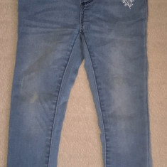 Pantaloni blugi jeans fata subtiri RESERVED albastri cu floare 2/3 ani