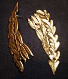Set ornament metalic auriu frunze de stejar si laur, cozoroc caschetă ofiter MApN, armata rom&acirc;nă, metal embosat, vintage, doua piese de 11.5 cm