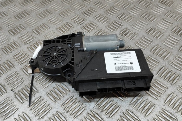Motor macara geam ușă st&acirc;nga față VW TOUAREG 7LA, 7L6, 7L7 2008 OEM: 7L0959792D,7L0959702R 26245121