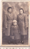 Bnk foto - Copil cu ghiozdanel de tabla AMT - foto Autogara Pascani, Alb-Negru, Romania de la 1950, Portrete
