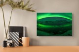 Tablou Canvas, "Aurora boreală peste ținutul &icirc;nghețat", Cer, Auroră, Reflecție, Gheață, Noapte, Verde, Peisaj, Arcticul, Misterios, Lumină, 39 x 26 cm