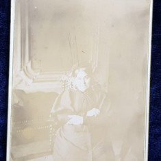 BATRANA IN FOTOLIU , POZAND IN INTERIOR , FOTOGRAFIE LIPITA PE CARTON, MONOCROMA , CCA. 1900