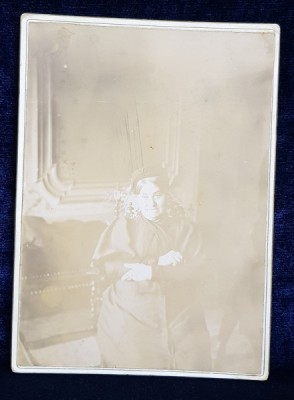 BATRANA IN FOTOLIU , POZAND IN INTERIOR , FOTOGRAFIE LIPITA PE CARTON, MONOCROMA , CCA. 1900 foto
