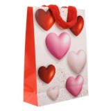 Sacosa cadou din hartie cu inimioare si manere din blana artificiala, 33x12x45cm, CMCLASS