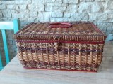 Vand caseta veche, impletita din rachita, deosebit de decorativa,dim.27x18,5x13 cm