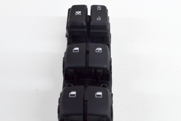 Buton geam ușă dreapta față HYUNDAI KONA 2021 OEM: 93570-J9650,V7D0735 17235357