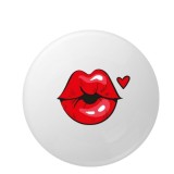 Cumpara ieftin Insigna rotunda model buze rosii stilizate cu inimioara, design grafic modern, 58 mm