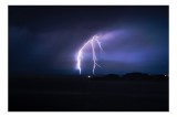 Tablou Canvas, "Fulgerul ce despică cerul nopții", Fulger, Cer, Noapte, Lumină, Horizon, Natură, Dramatic, Energie, Peisaj, Violete., 39 x 26 cm, CMCL