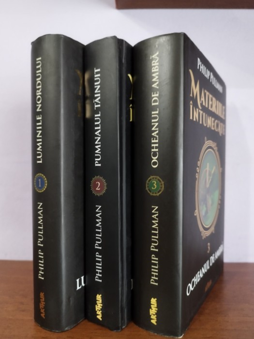Philip Pullman &ndash; trilogia Materiile intunecate (fantasy)