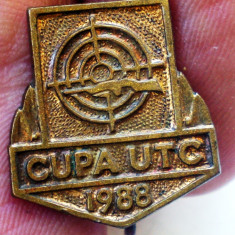 I.853 INSIGNA ROMANIA CUPA UTC 1988 TIR h18mm fără email, ac oxidat.