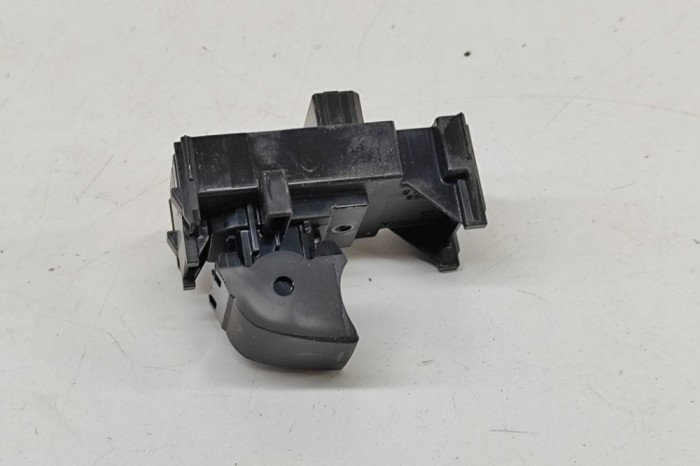 Buton geam ușă dreapta spate LEXUS UX _AA1_, _AH1_, _MA1_ 2022 OEM: 84810-33140 30273147