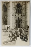 FOTOGRAFIE DE GRUP IN FATA UNEI CATEDRALE , FOTOGRAFIE FORMAT CARTE POSTALA , INTERBELICA