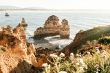 Tablou Canvas, "St&acirc;ncile răsunătoare ale oceanului liniștit", Cliffuri, Ocean, St&acirc;nci, Apus, Vegetație, Cer, Peisaj, Natură, Valuri, Puncte, Relaxare,