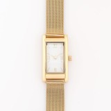 Ceas modern cu carcasa dreptunghiulara si bratara metalica aurie