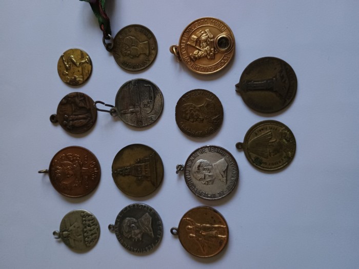lot 14 decoratii romanesti si straine , teatru, religie,monumente,cultura