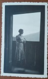 Fotografie, Stella, mama lui Geo Litarczek, parintele radiologiei romanesti, la munte in balconul casei padurarului, 1932