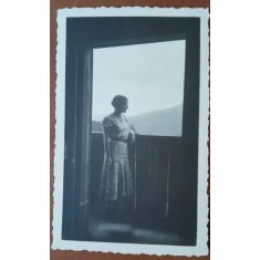 Fotografie, Stella, mama lui Geo Litarczek, parintele radiologiei romanesti, la munte in balconul casei padurarului, 1932