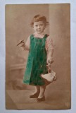 fetita in rochita verde &amp; trabuc Fotografie - Carte Postala veche, anul 1906