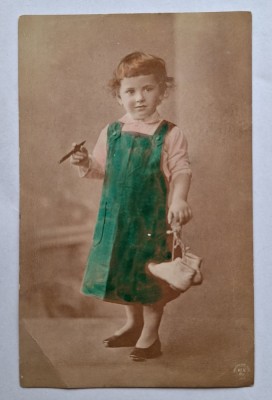 fetita in rochita verde &amp;amp; trabuc Fotografie - Carte Postala veche, anul 1906 foto