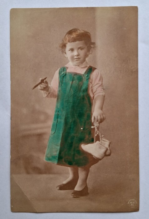 fetita in rochita verde &amp; trabuc Fotografie - Carte Postala veche, anul 1906