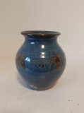 Vază ceramică artizanală, stil Mid-Century Modern, semnată (stampilă amforă), vas decorativ albastru petrol cu motive vegetale