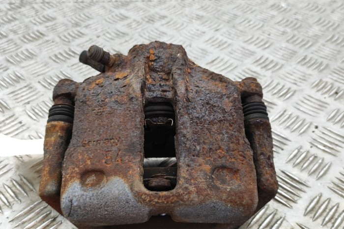 Etrier de fr&acirc;nă dreapta față VW CORRADO 53I 1994 OEM: 443615124FX 30668571