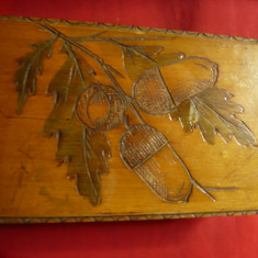 Caseta veche din lemn ,frumos gravata cu stejar si ghinde ,dim.= 15,5x10x5 cm