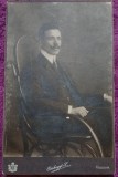 Fotografie tip CDV, barbat cu mustata, stand pe scaun, inceput de secol XX