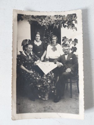 Fotografie veche anii 40, Transilvania, familie cu 2 fiice / fete, tip carte postala, nescrisa foto